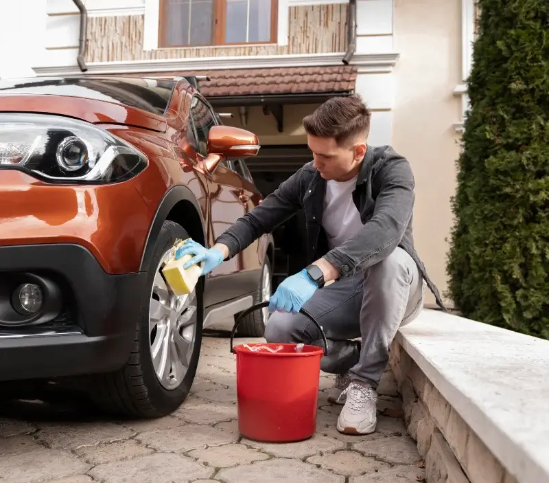 Lavage auto à domicile Chazey-Bons : professionnel intervenant sur un véhicule